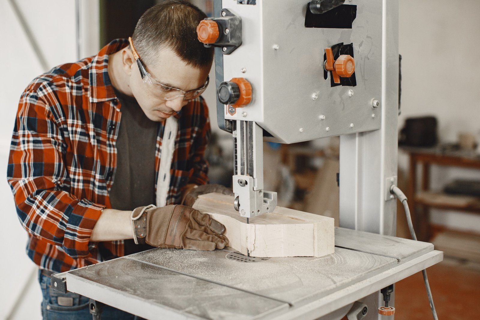 How to cut the perfect hole in wood using a hole saw