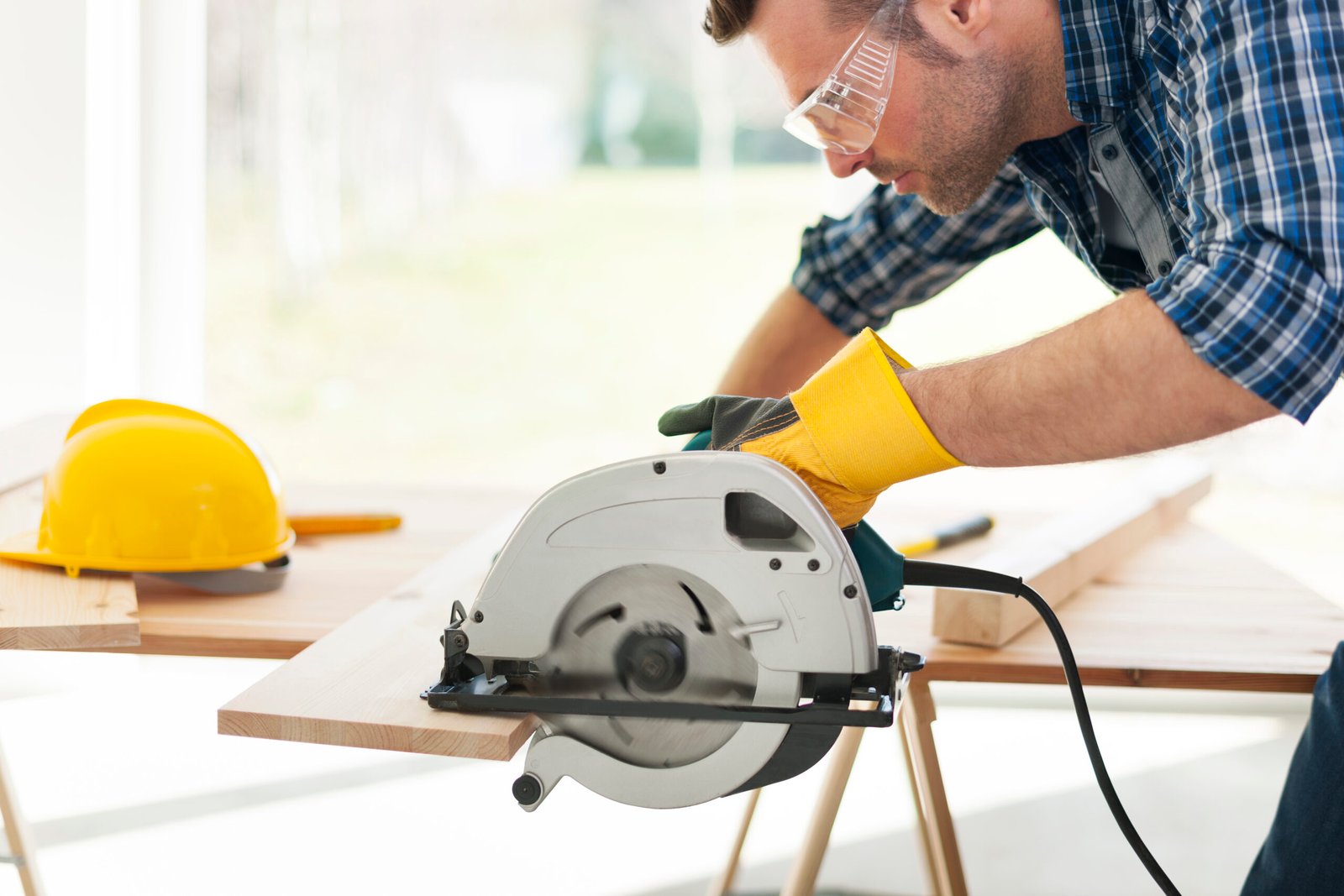 Hand Saw vs Power Saws