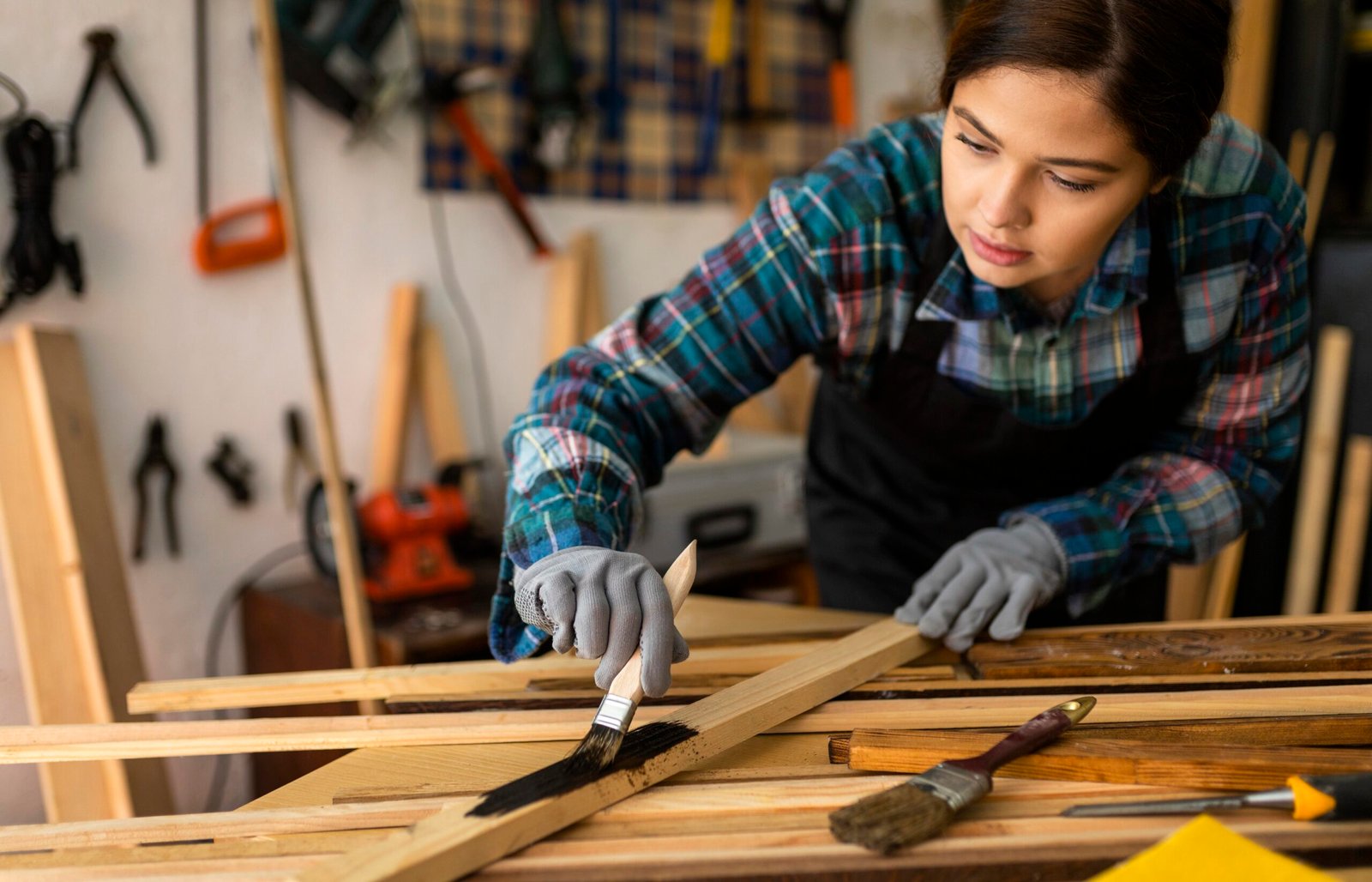 How to Use a Handsaw to Cut Wood