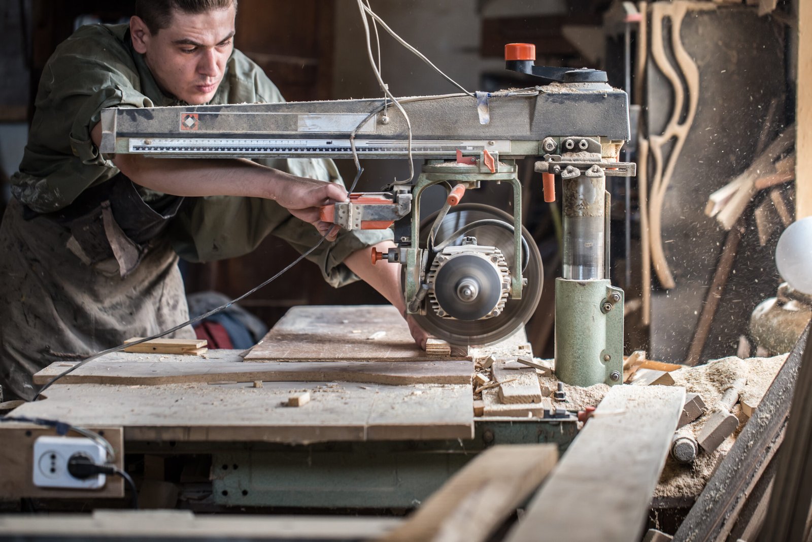 How to Start a Wood Cutter Machine